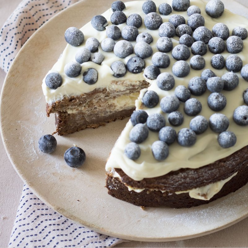 Cake aux bananes, à la crème de mascarpone et aux myrtilles